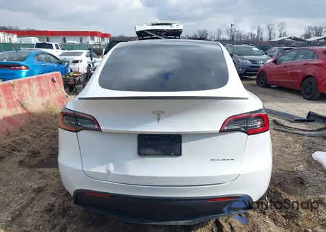 2024 Tesla Model Y Long Range Dual Motor All-Wheel Drive z USA, uszkodzony, nr VIN 7SAYGDEE2RA335897